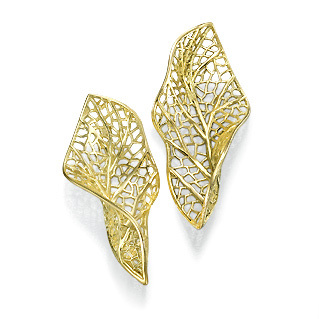 Golden Neem leaf Earrings 18k Gold packshot